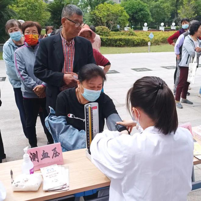 寶山社區(qū)便民服務暖人心 中醫(yī)問診、血壓測量與理發(fā)服務一站式體驗